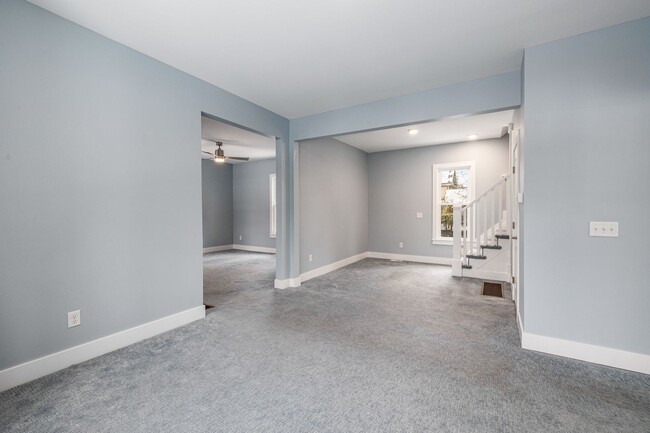 Building Photo - Immediate Move In Remodeled 3 Bed close to...