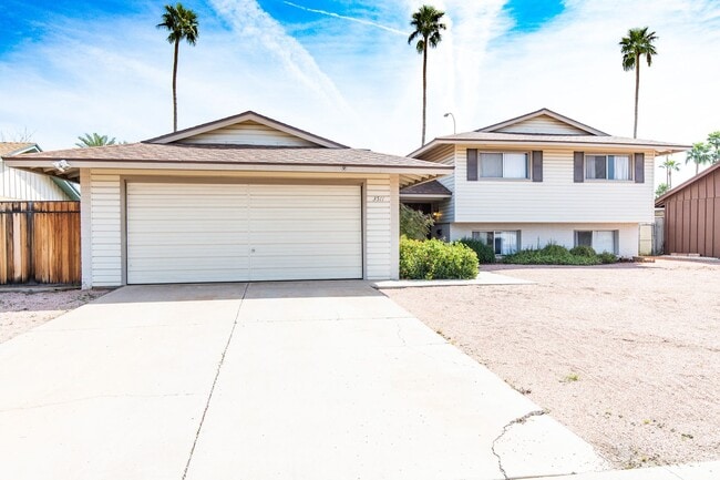 Building Photo - 6 Bedroom 3.5 Bathroom Tri-Level Home In Tempe close to ASU