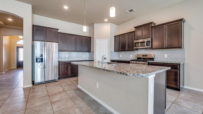 Building Photo - 2025 Lake Vista Dr