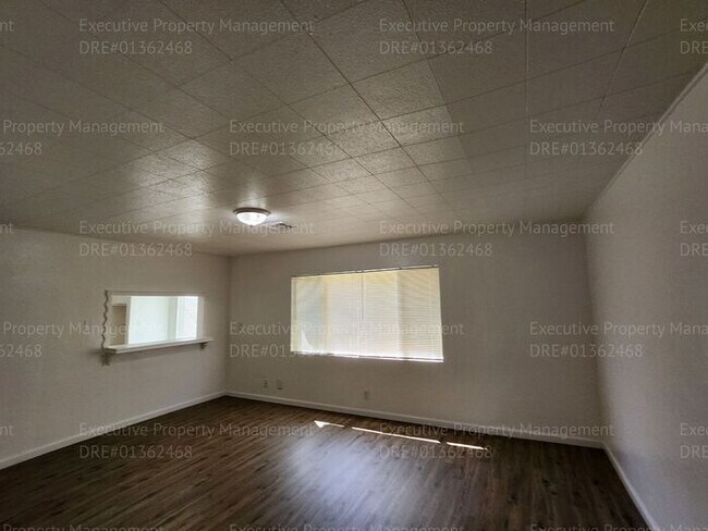 Building Photo - 4 bedroom/ 1 bathroom near schools, park, ...