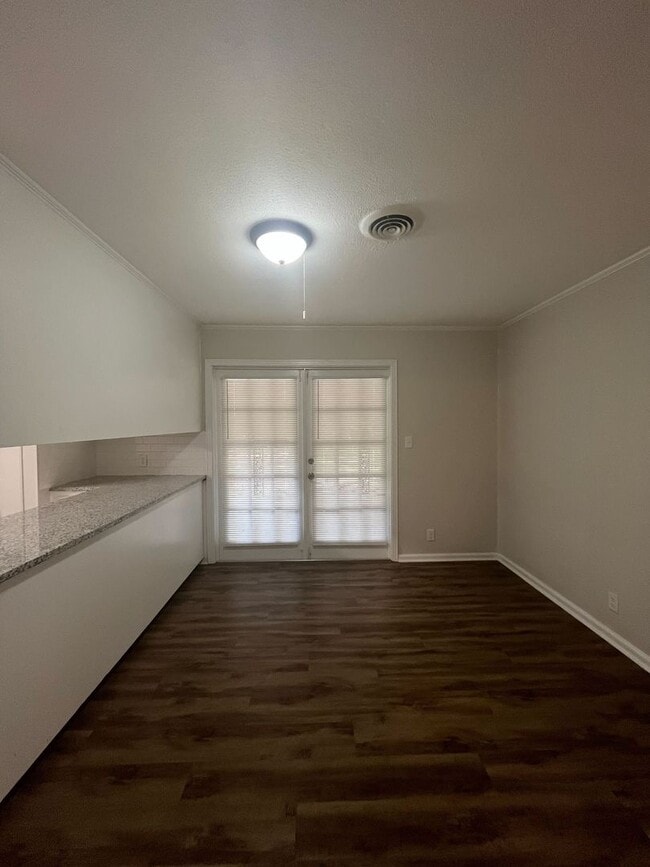 Building Photo - 3825 Fairfield Dr