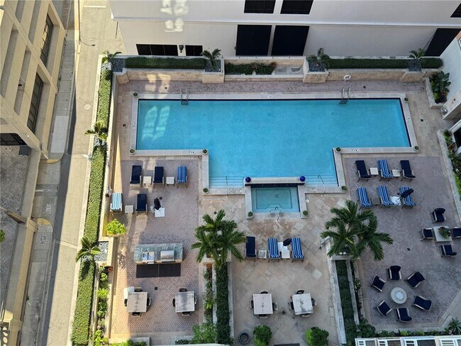 Building Photo - 1350 Main St