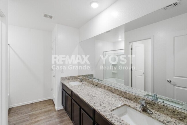 Building Photo - Half off the first months rent and owner paid SOLAR!!