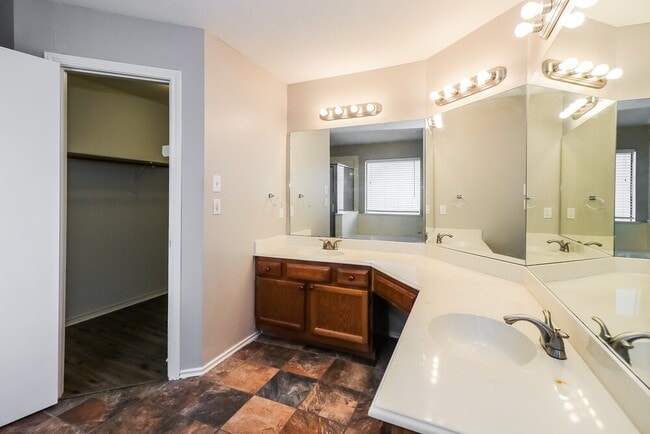 Building Photo - 20006 Brandon Oaks Way