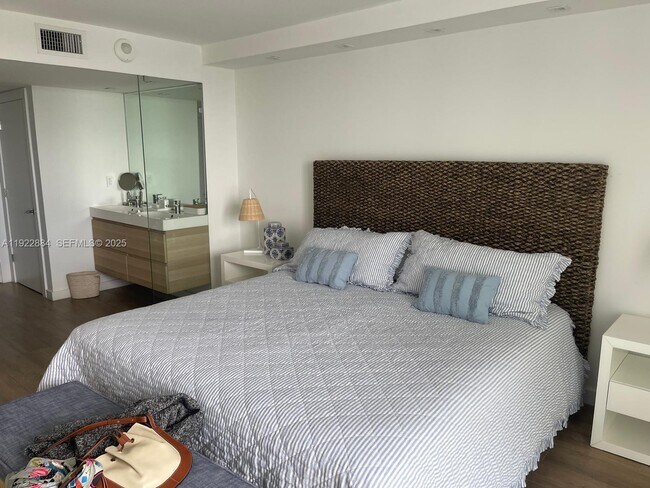 Building Photo - 100 Bayview Dr