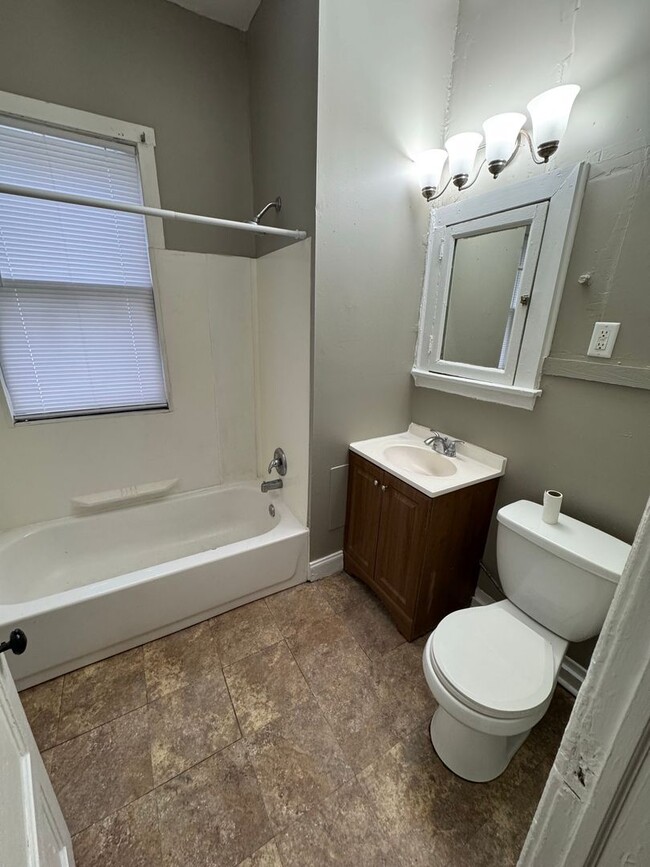 Building Photo - Spacious 4BR Upper Duplex Unit in the Hear...