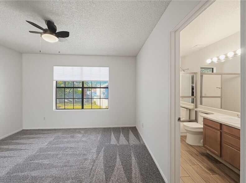 Building Photo - 921 W University Dr