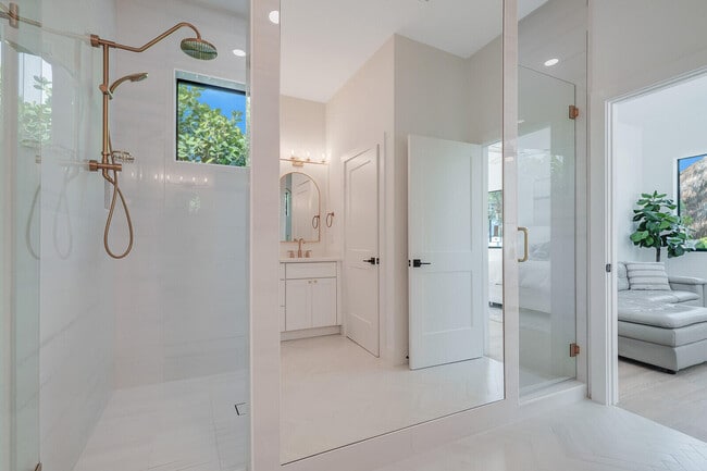 Building Photo - 1248 N Harbor Dr