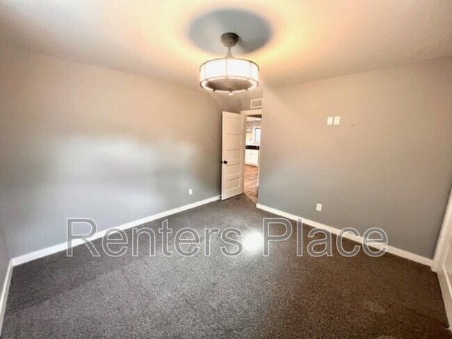 Building Photo - 415 S Victor Ave