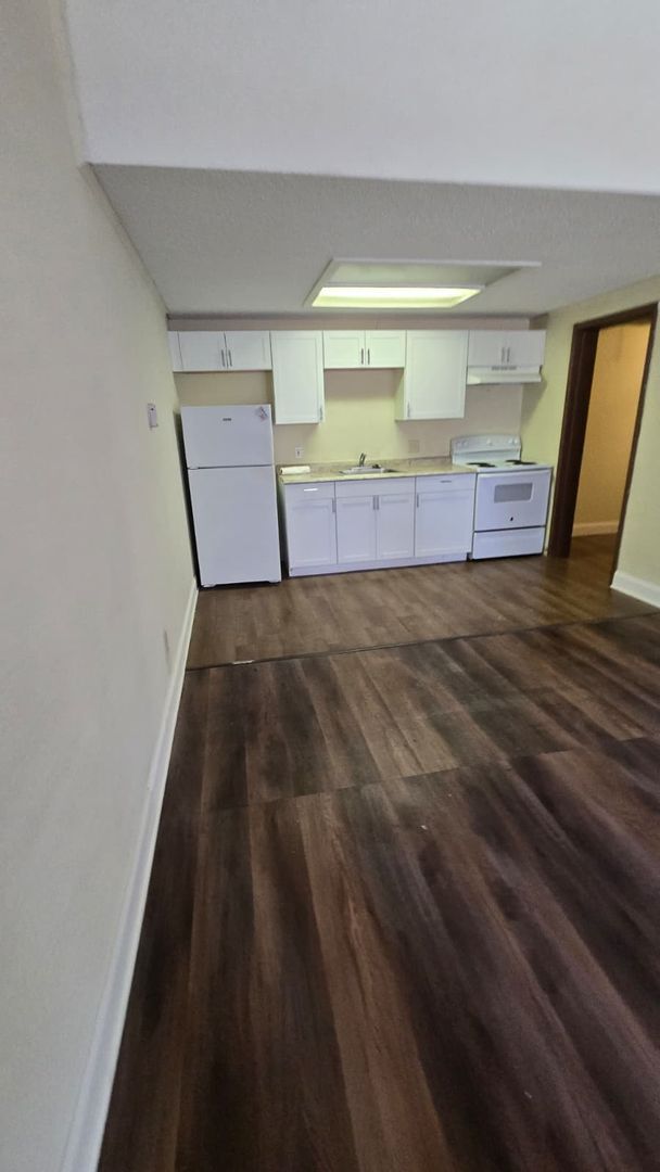 Building Photo - Fully Renovated 1/1 Available for Immediat...