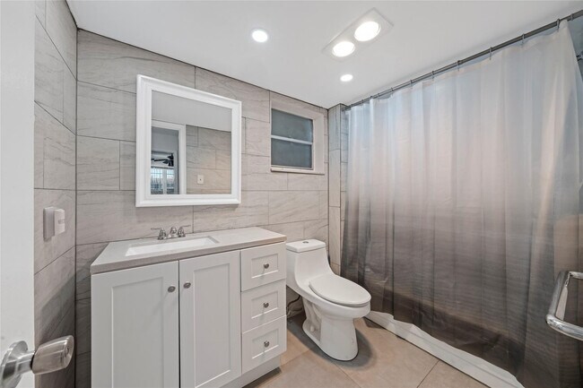 Building Photo - 319 NE 14th Ave