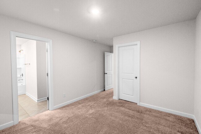 Building Photo - Beautiful and Spacious Home in the Heart o...