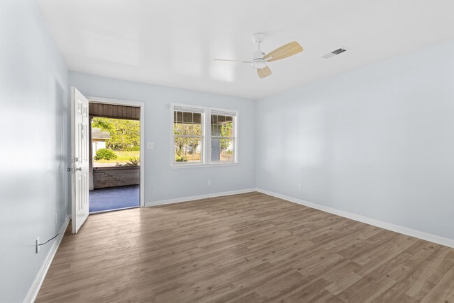 Building Photo - Stylish & Newly Renovated 3 Bedroom 2 Bath...