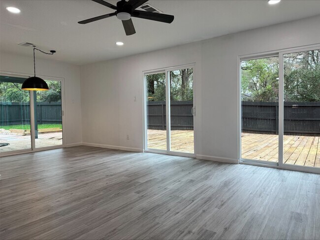 Building Photo - 1004 E Red Cedar Cir