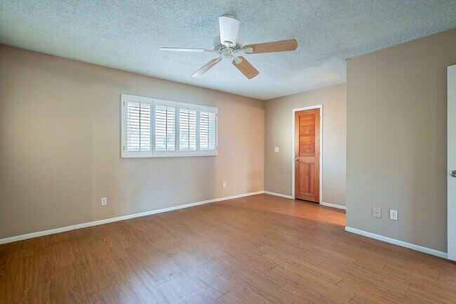 Building Photo - Charming 3 bedroom townhome near everything!