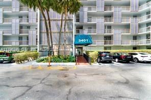 Building Photo - 3401 N Country Club Dr
