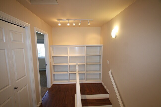 Building Photo - 1305 Denali St