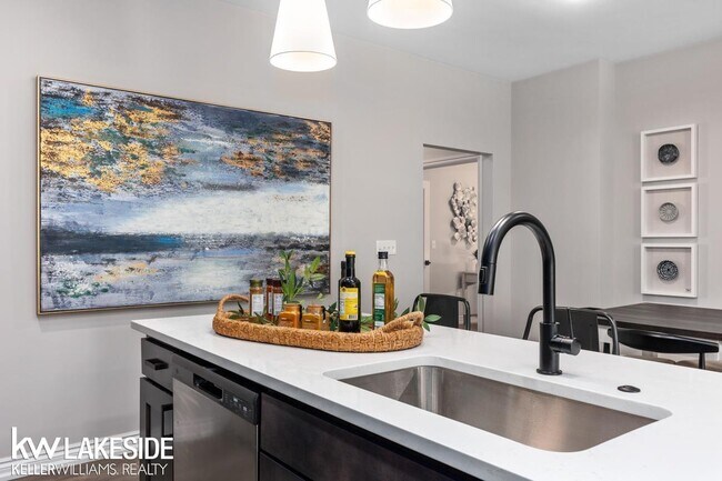 Building Photo - 8505 Valley Dr