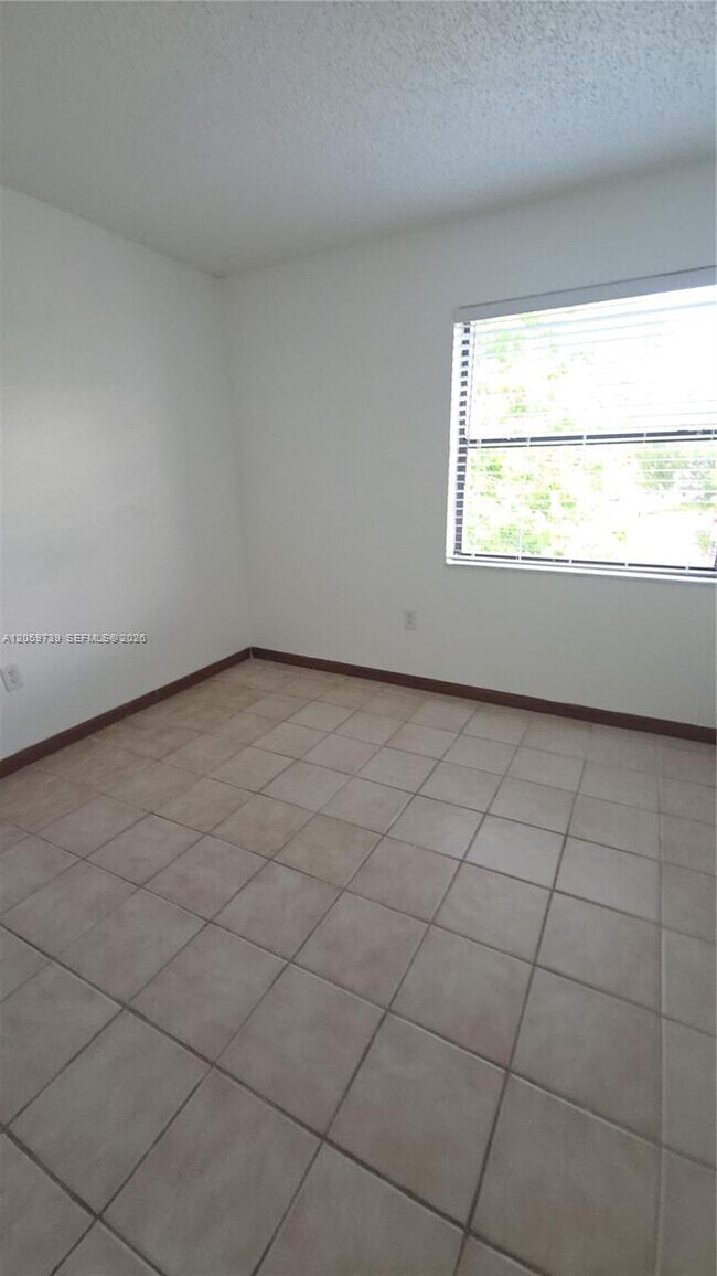 Building Photo - 9437 Fontainebleau Blvd