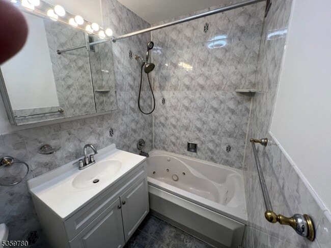 Building Photo - 39 E 39th St