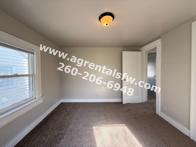 Building Photo - 2 Bedroom House