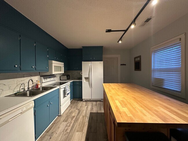 Building Photo - Updated 2 Bed 1 Bath Duplex