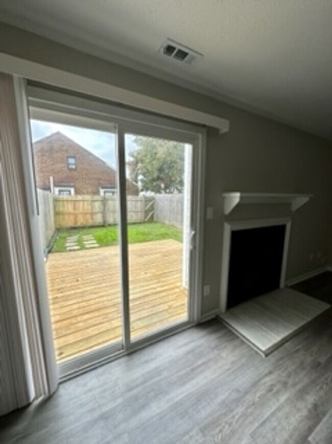 Building Photo - 2 Bedroom Town home in the heart of Virginia Beach