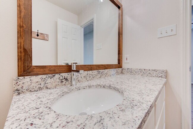 Building Photo - Updated 3/2/1 in Shadow Hills!