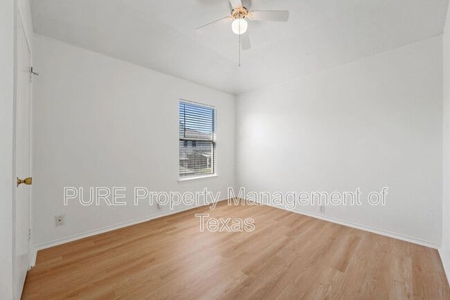 Building Photo - 906 Low Brim Cove