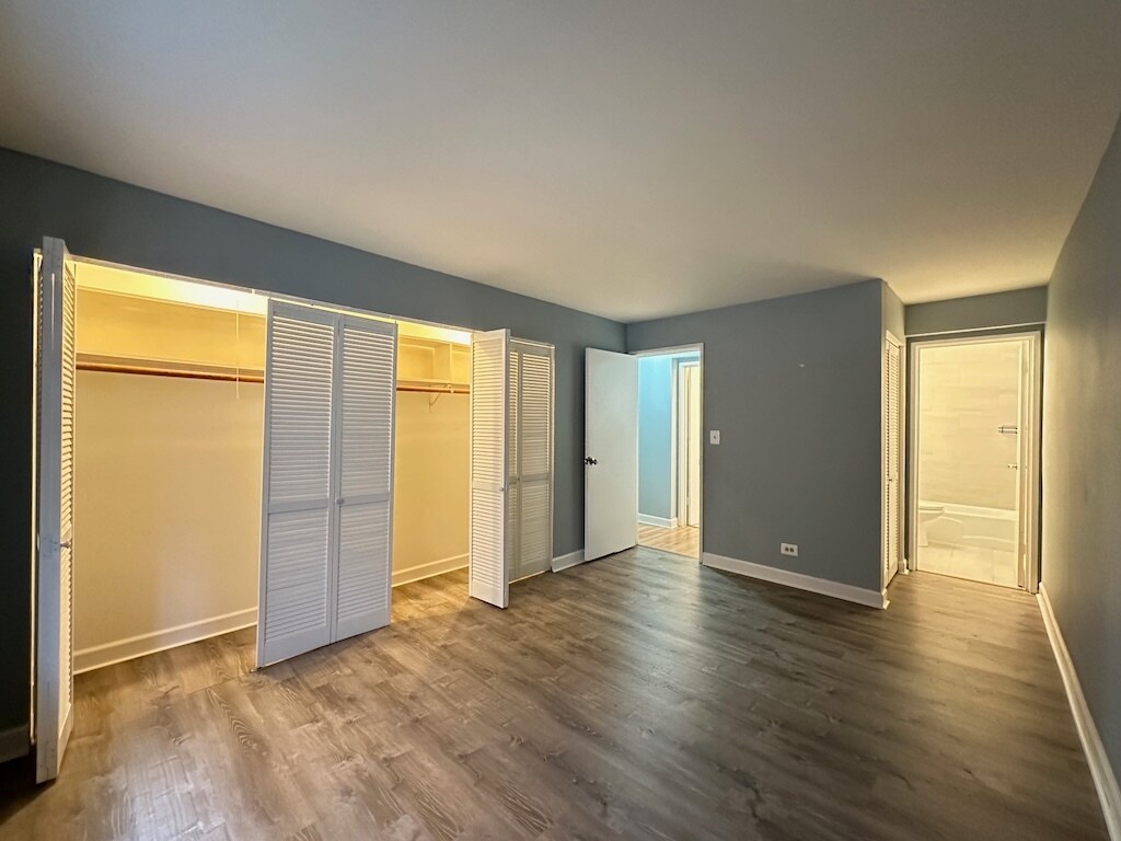 Building Photo - 3825 N Pine Grove Ave