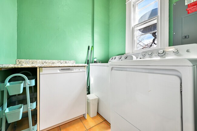 Building Photo - 835 E Boulder St