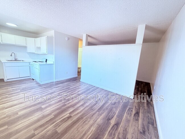 Building Photo - 3810 E Monte Vista Dr