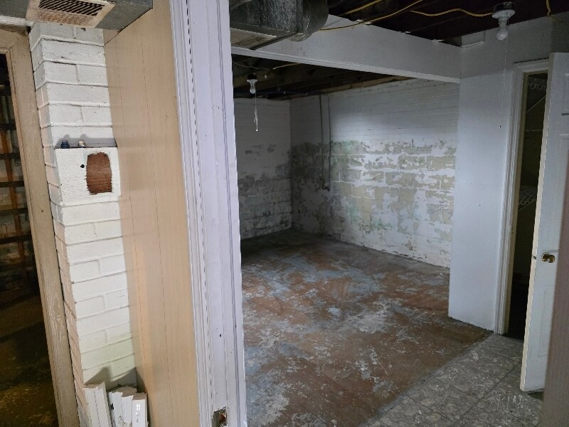 Building Photo - 715 S Rotherwood Ave