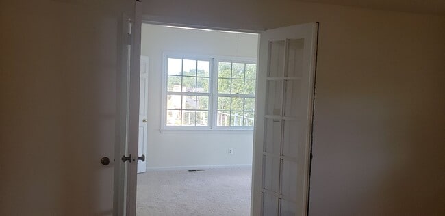 Building Photo - Classic And Stately 5 Bed 3 Bath Colonial ...