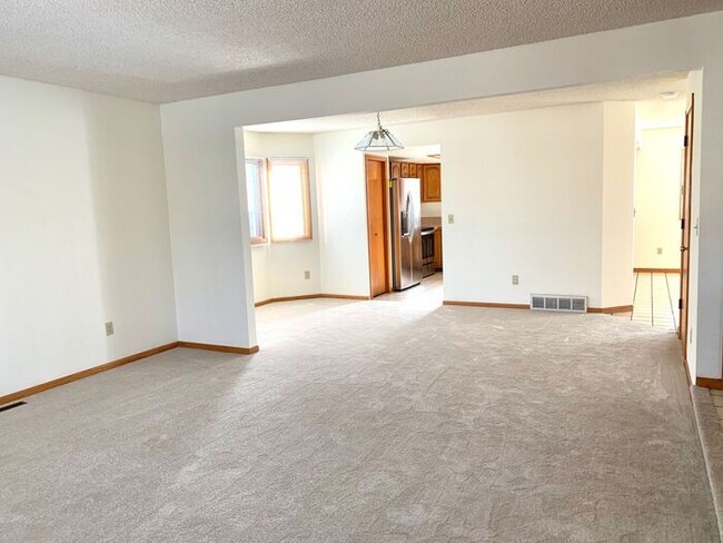 Building Photo - Beautiful & Spacious 4 Bedroom 2.5 Bath Ho...