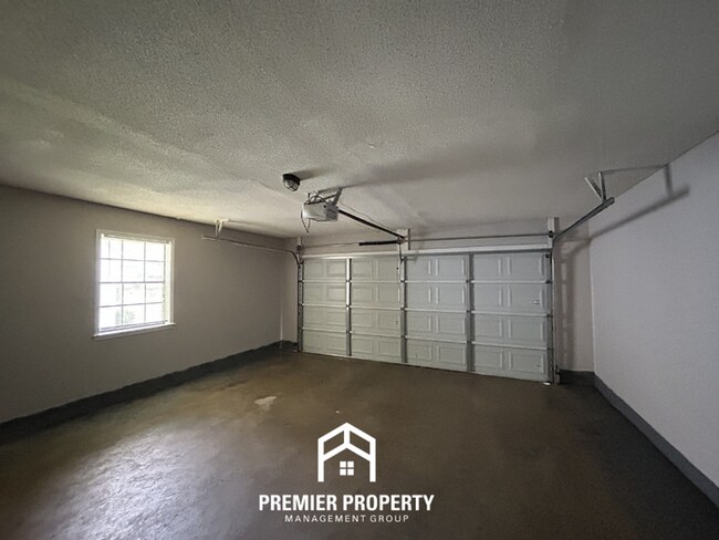Building Photo - 3BR/2BA Memphis Rental with Attached 2-Car Garage & Hardwood Flooring