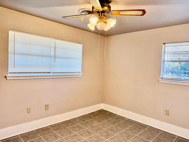 Building Photo - 2946 Madeira Dr