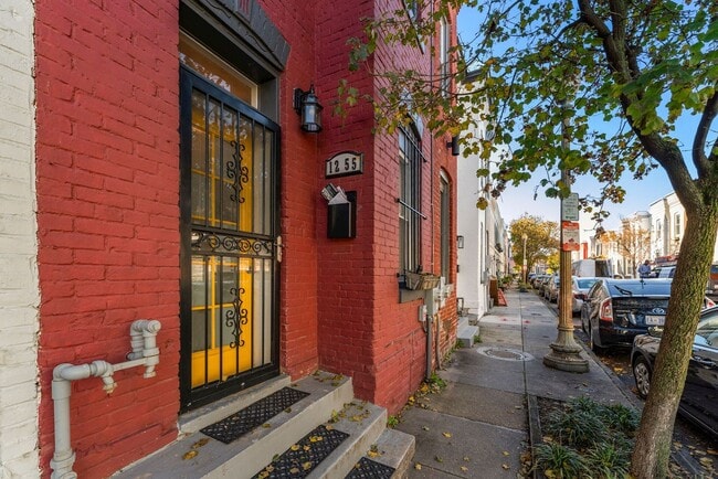 Building Photo - 2 Bedroom 1 Bathroom Townhouse // H-Street...