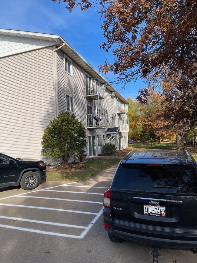 Building Photo - Large 2 Bedroom Apartment - Available August 1st