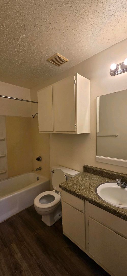 Building Photo - AVAILABLE! 2 Bedroom 2 Bath in Longview!