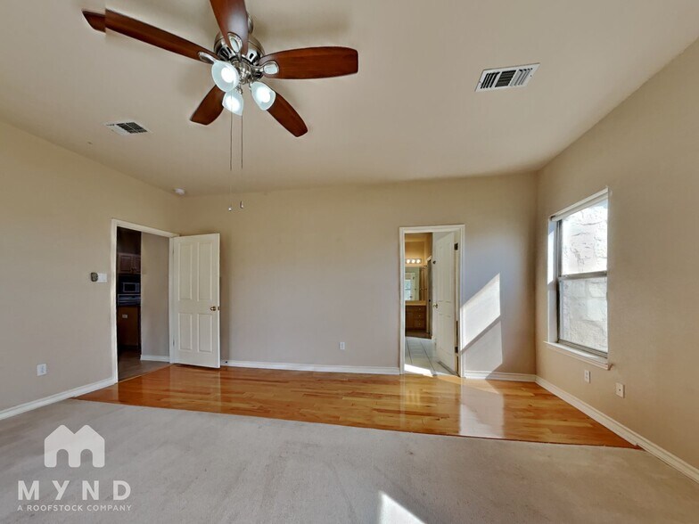 Building Photo - 914 Almadin