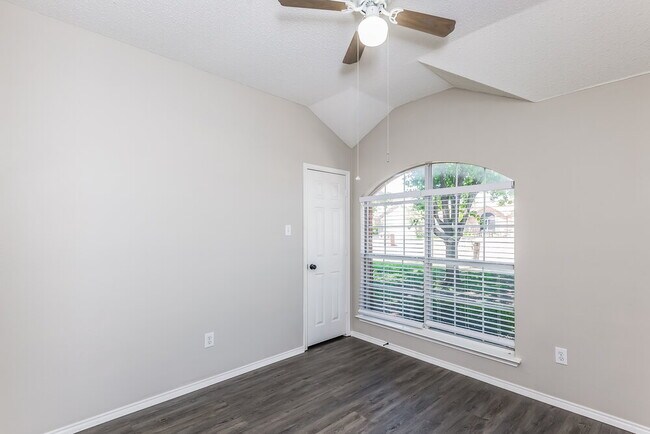 Building Photo - 705 Bridle Trail