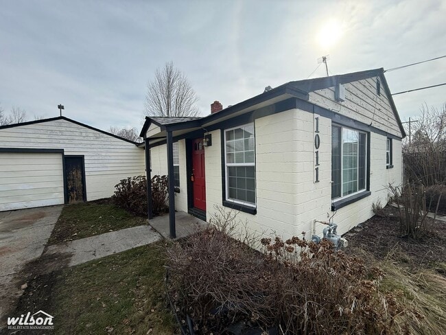 Building Photo - 2 Bed / 1 Bath Single-Level Home with Fenced Yard