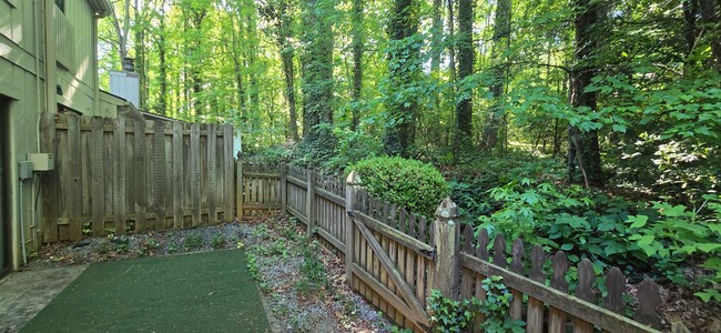 Building Photo - Townhome convenient to shopping and schools