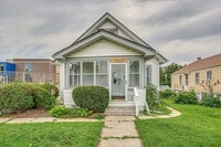 Building Photo - Charming Aksarben Gem