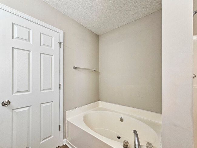 Building Photo - 3335 Waggoner Ln