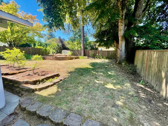 Building Photo - 4 Bed/2.5 Bath Multnomah Village Stunner w...