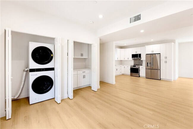 Building Photo - 4038 Somers Ave