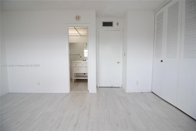 Building Photo - 5031 W Oakland Park Blvd