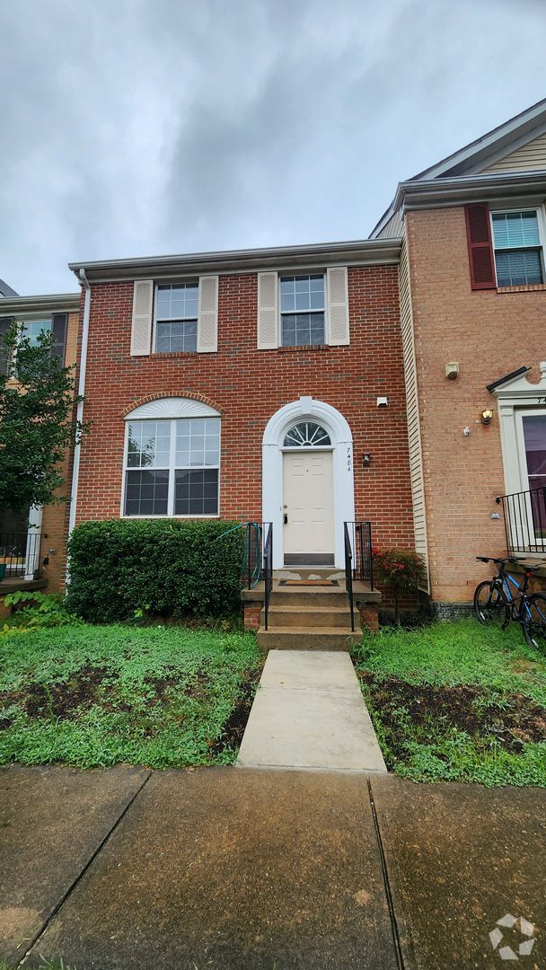 Building Photo - Kingstowne Townhome with Deck and Fenced Yard